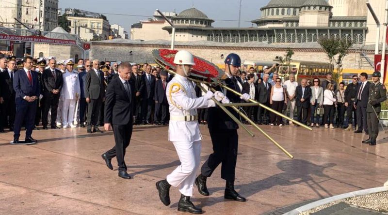 Cumhuriyet Anitina celenk birakildi