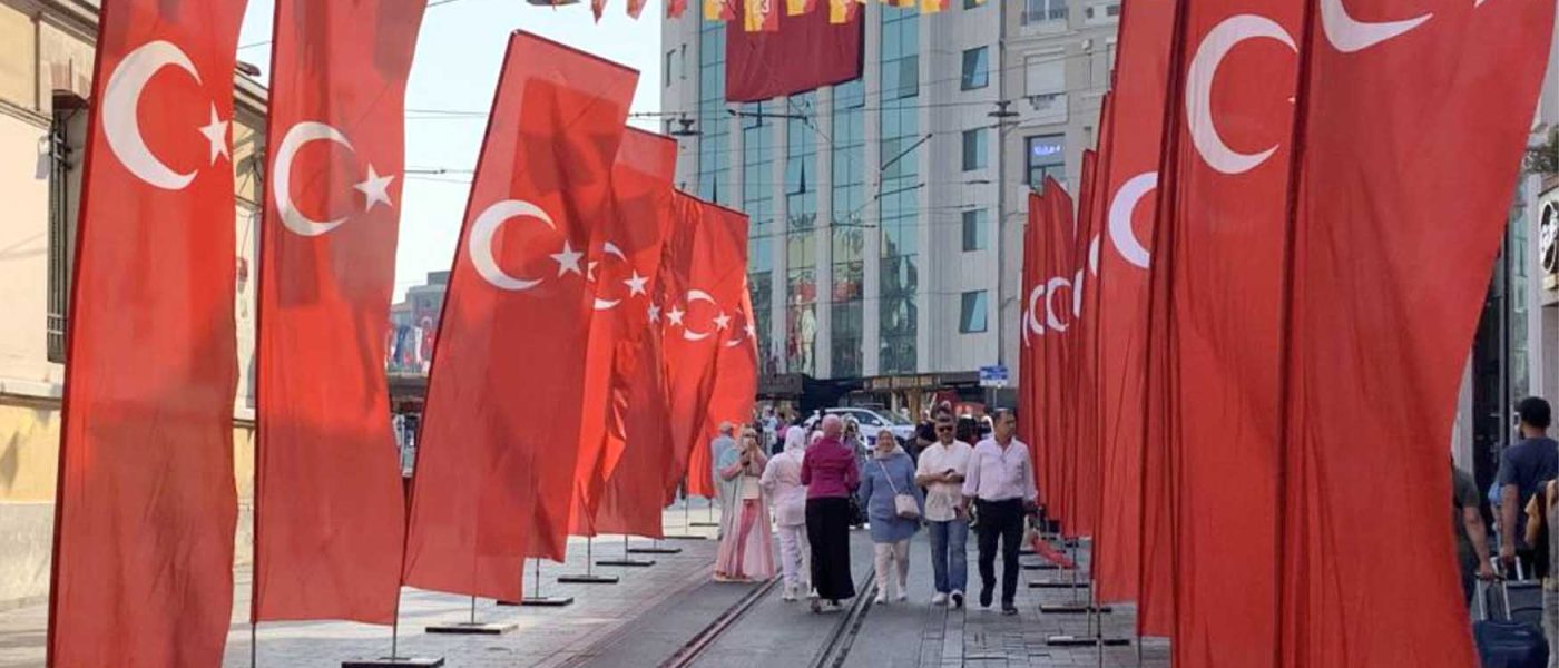 Istiklal Caddesi Turk bayraklariyla donatildi