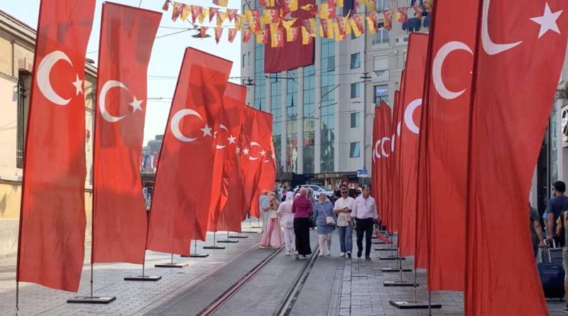 Istiklal Caddesi Turk bayraklariyla donatildi