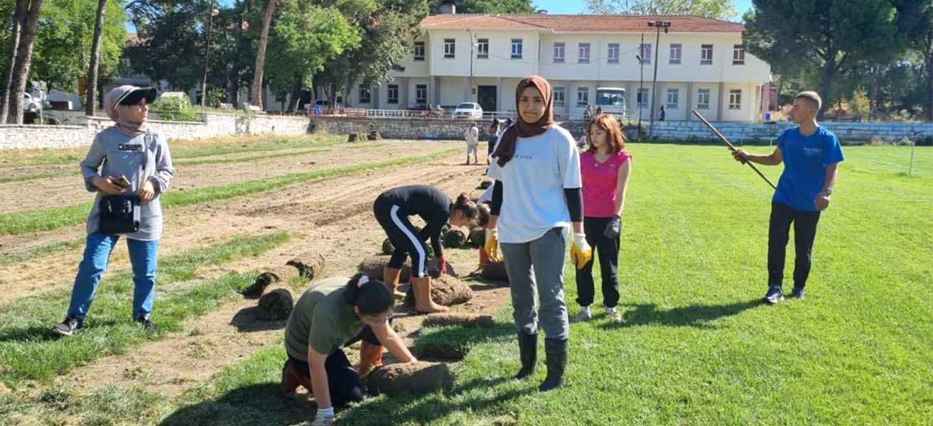 Tarim Meslek Lisesi ogrencileri tarlada uretiyor