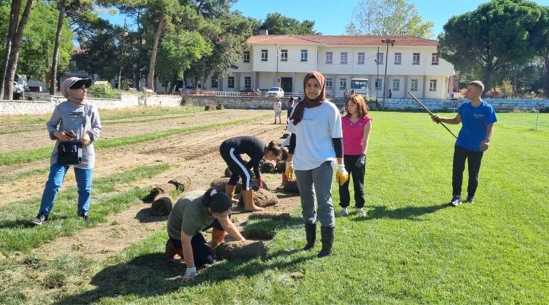 Tarim Meslek Lisesi ogrencileri tarlada uretiyor