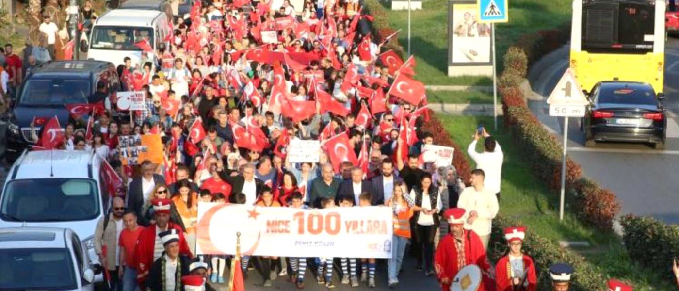 Eyupsultanin dort bir yaninda Cumhuriyetin 100uncu yili coskusu