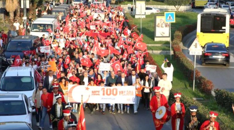 Eyupsultanin dort bir yaninda Cumhuriyetin 100uncu yili coskusu