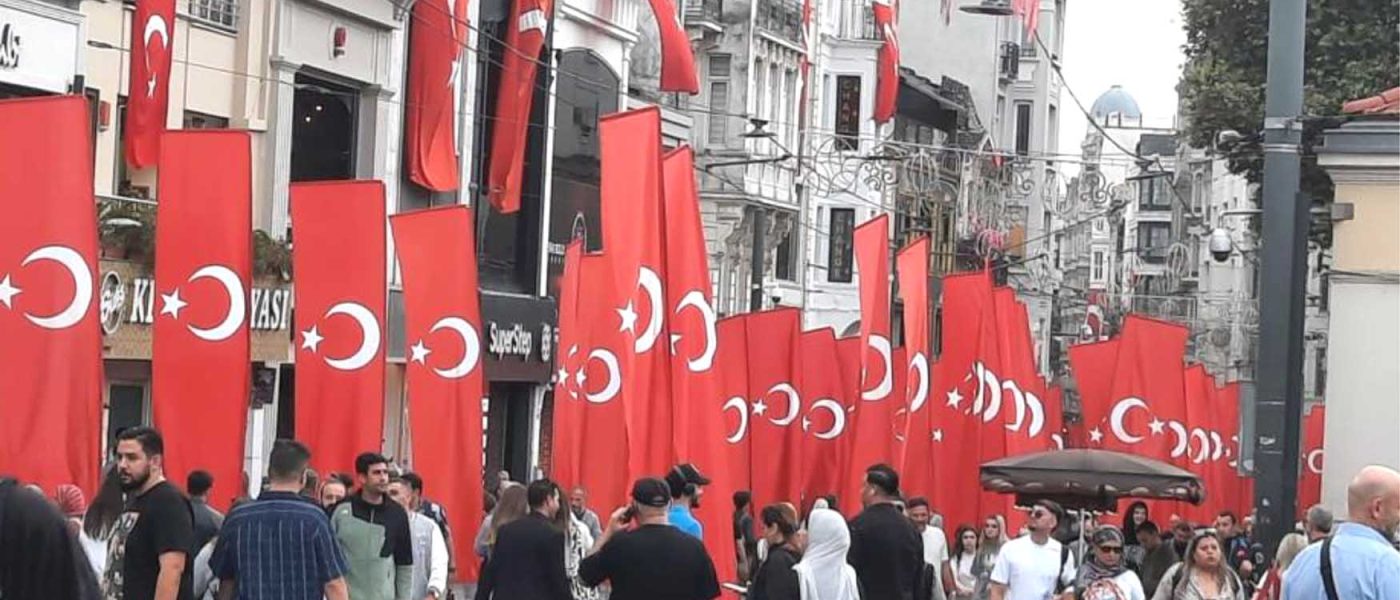 Istiklal Caddesi 100uncu yila ozel Turk Bayraklariyla donatildi