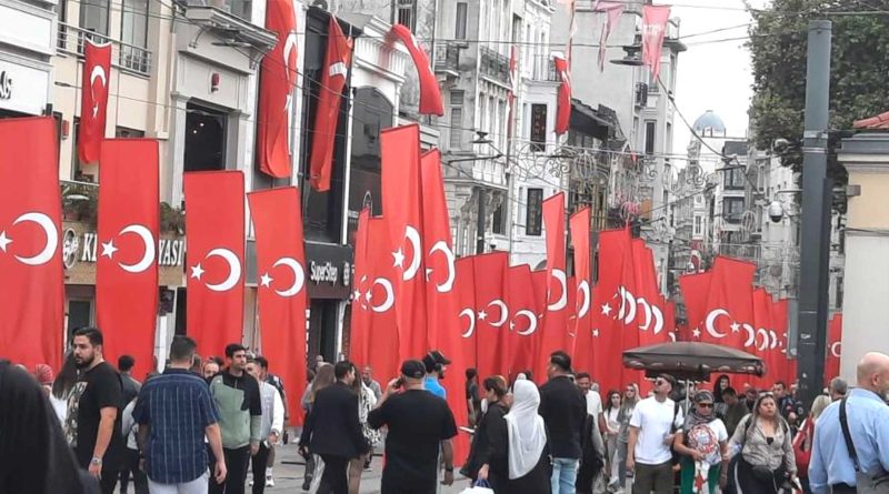 Istiklal Caddesi 100uncu yila ozel Turk Bayraklariyla donatildi