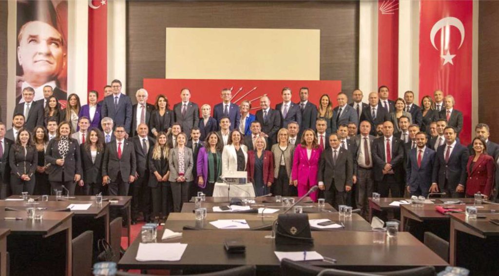 CHPden Golge Kabineli yeni MYK