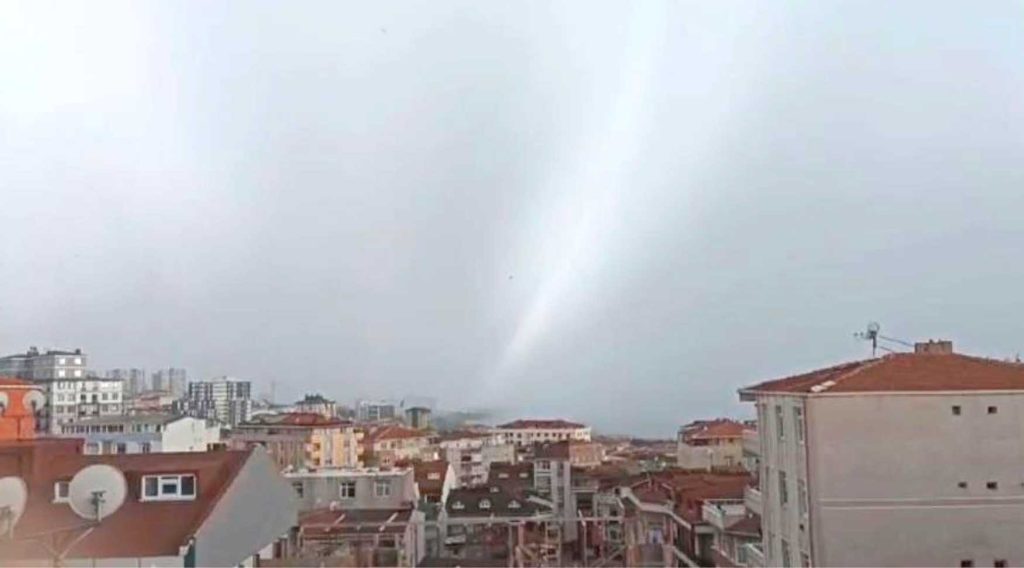 Kucukcekmece golunde hortum panigi