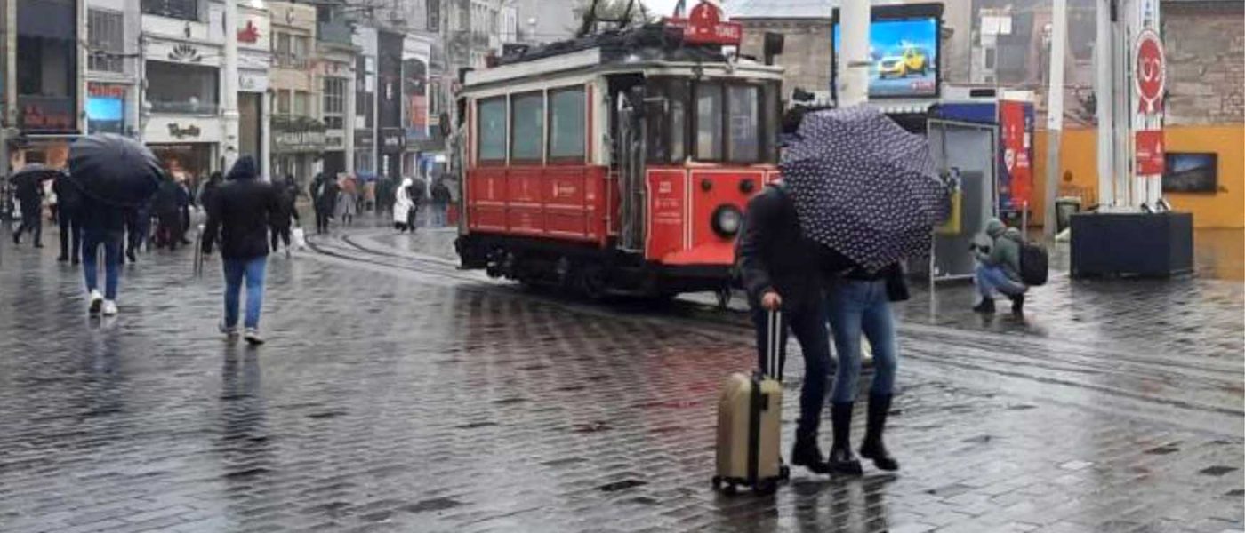 Firtina Taksimde vatandaslara zor anlar yasatti