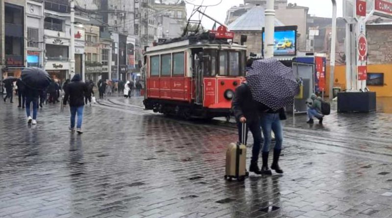 Firtina Taksimde vatandaslara zor anlar yasatti