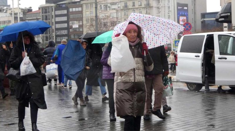 kuvvetli ruzgar ile yagis vatandaslara zor anlar yasatti