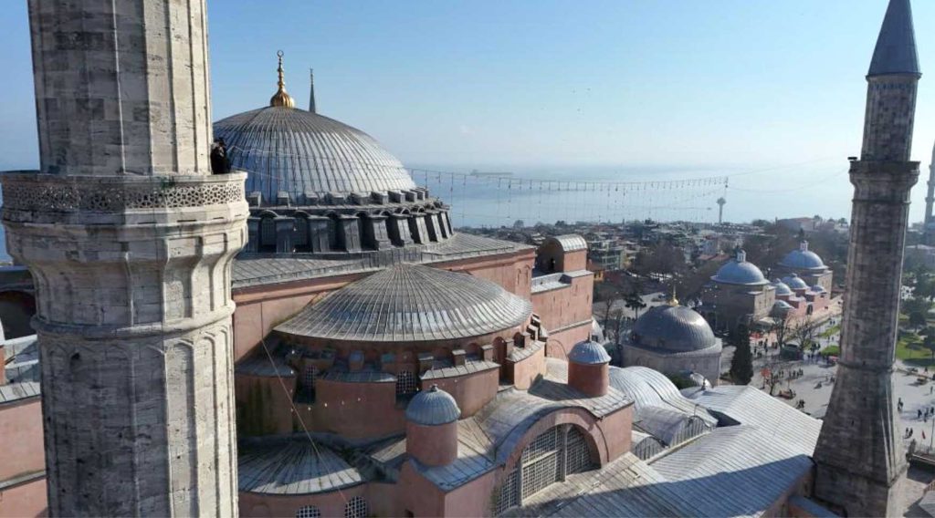 Ayasofya i Kebir Camii Serifine Ramazan mahyasi asildi