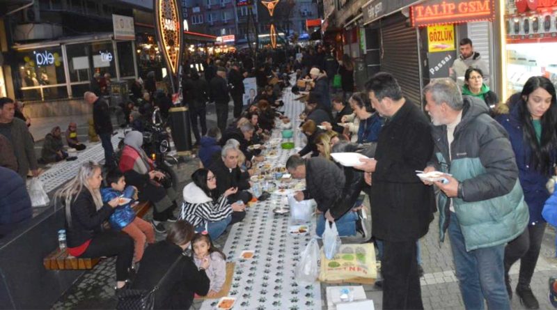 Yeryuzu Sofrasi bu yilda Mekik Sokakta kuruldu