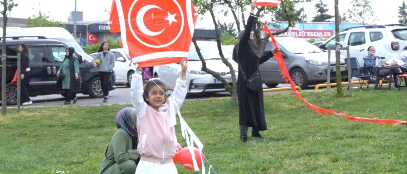 Esenler semalari Turk bayrakli ucurtmalarla renklendi