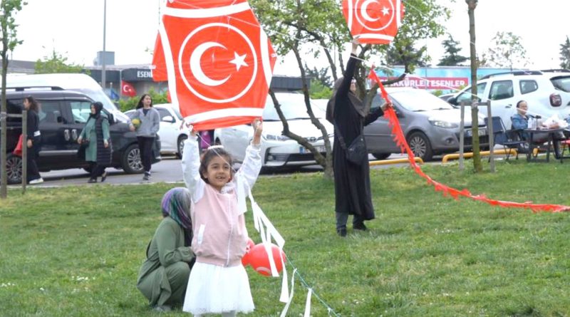 Esenler semalari Turk bayrakli ucurtmalarla renklendi