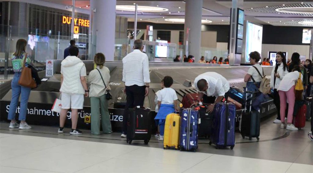 Havalimaninda bayram donusu yogunlugu