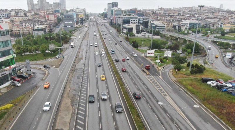 Istanbulda 1 Mayis Isci Bayraminda yollar bos kaldi