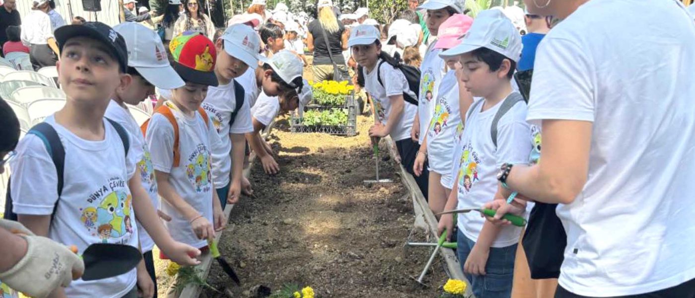 Beyoglunda cocuklar Dunya Cevre Gununde fidan dikti