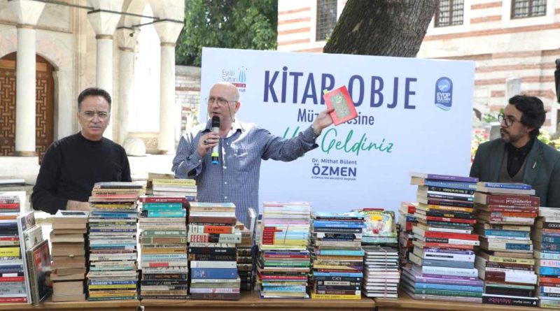 Kitap ve Obje Muzayedesine Yogun Ilgi