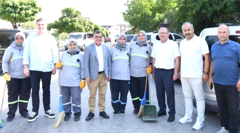 Parkta buldugu paralari amirlerine teslim etti