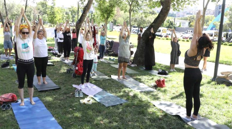 Yoga tutkunlari Eyupsultanda bulustu