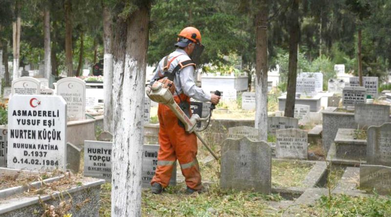 mezarliklari otlardan arindiriyor