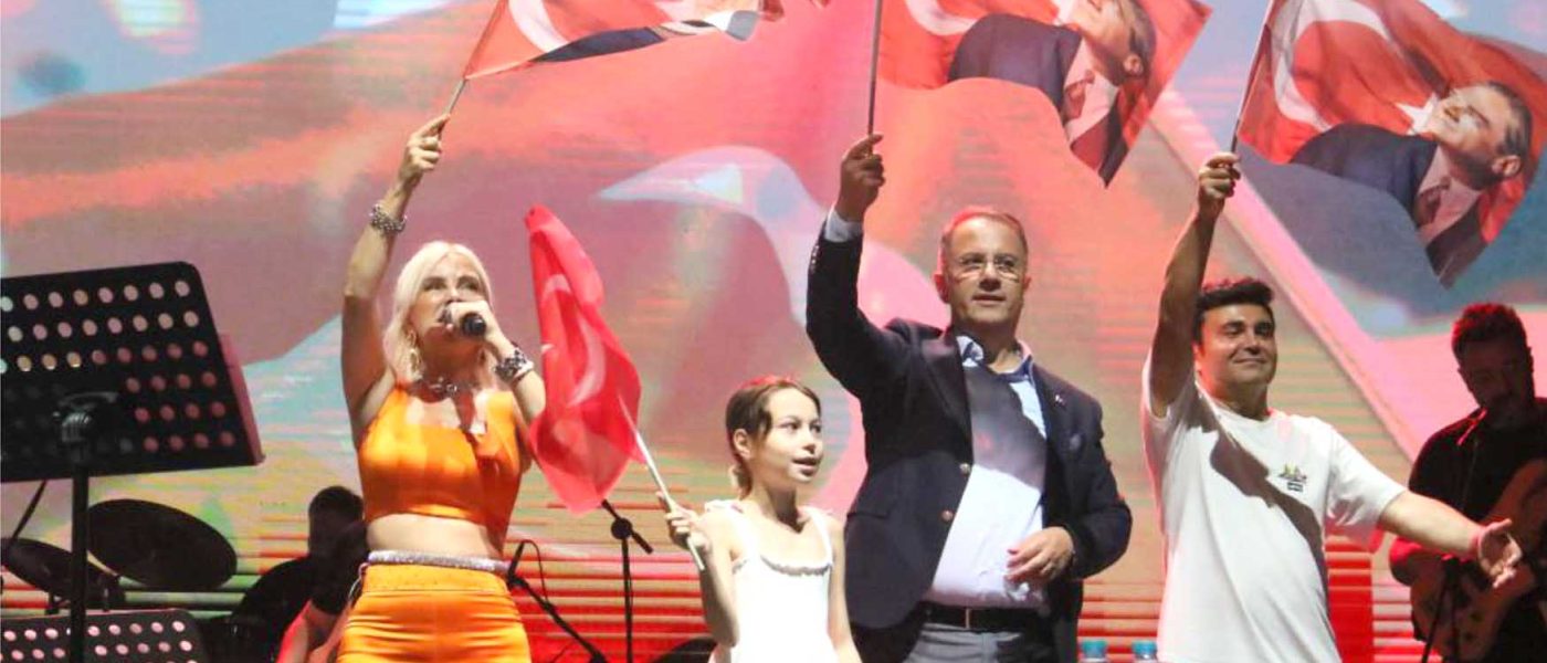 Baris ve Sevgi festivali renkli goruntulere