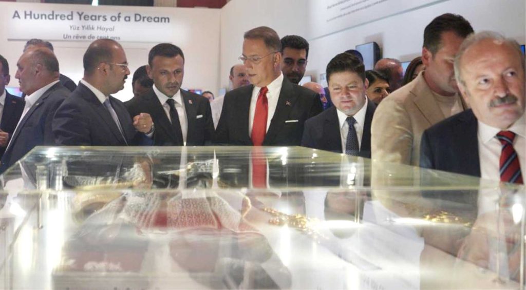 Paristeki ‘Istanbul Evinin acilisina katildi