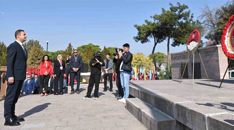 Ataturk Anitina celenk sunuldu