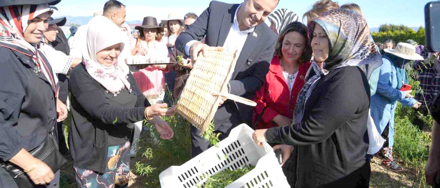 Baskan Akin kadin ciftcilerin yaninda