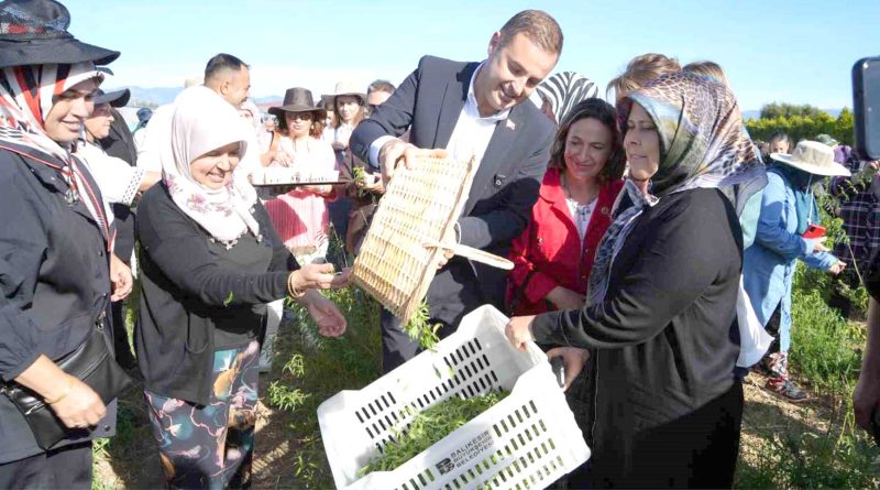 Baskan Akin kadin ciftcilerin yaninda