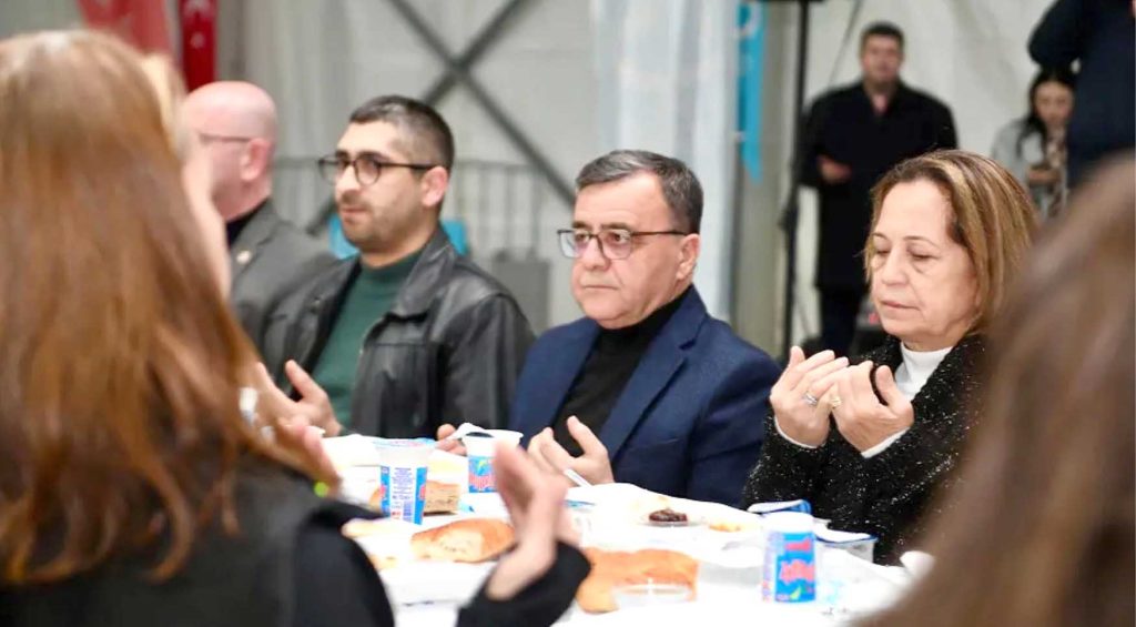 HAKAN SEHIRLI IFTAR SOFRASI