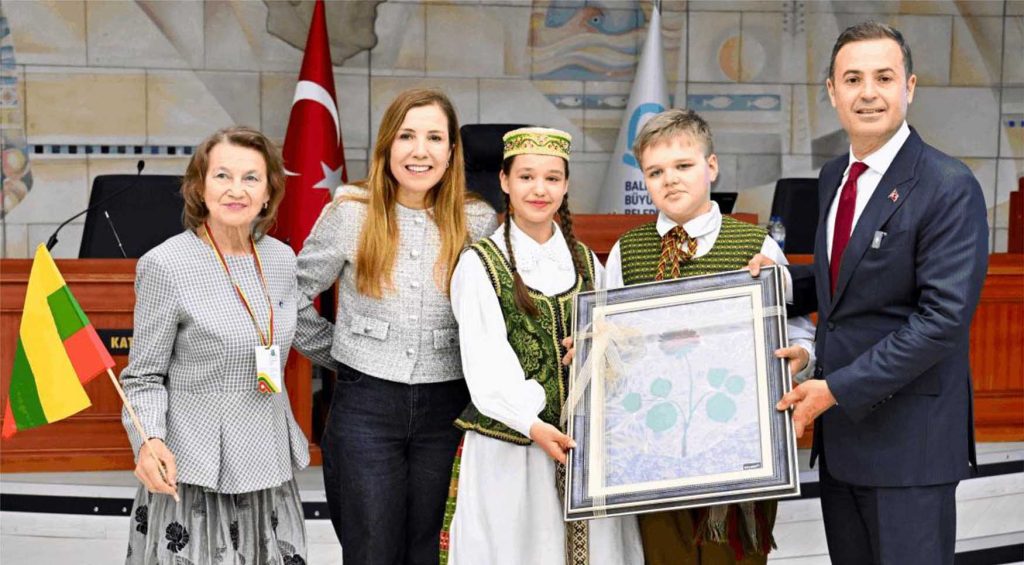 AKIN DUNYA COCUKLARI