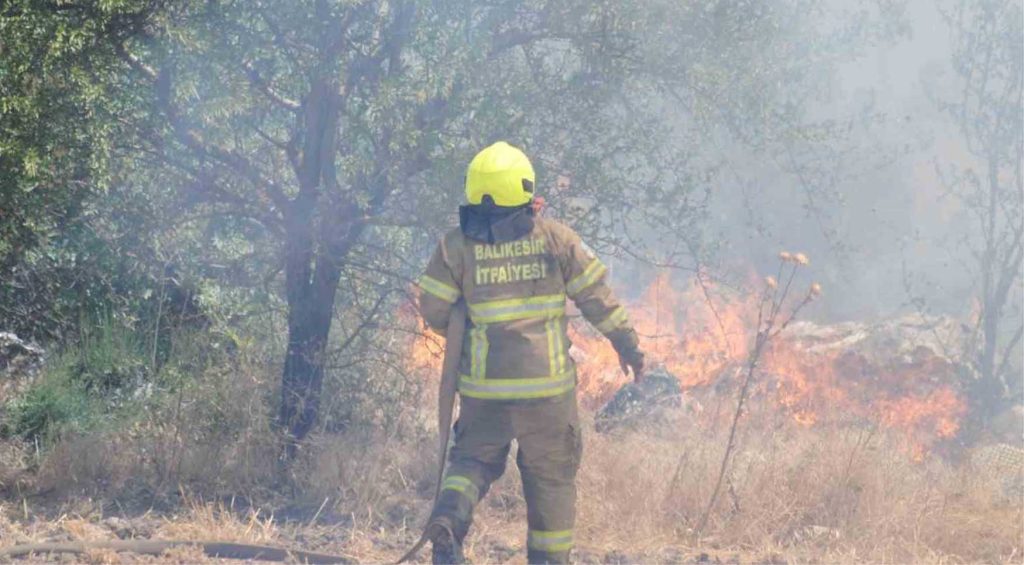 Balikesir Itfaiyesi 12 gunde 971 yangina mudahale etti
