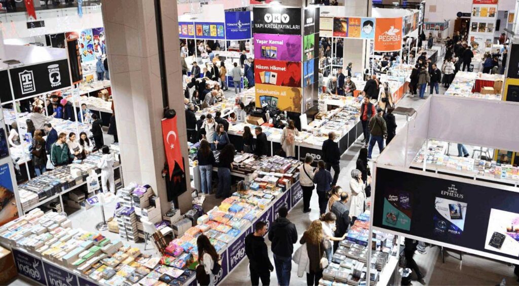 Kitap Fuarina Ziyaretci Akini
