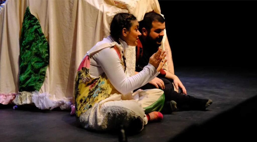 sahne isiklari yandi